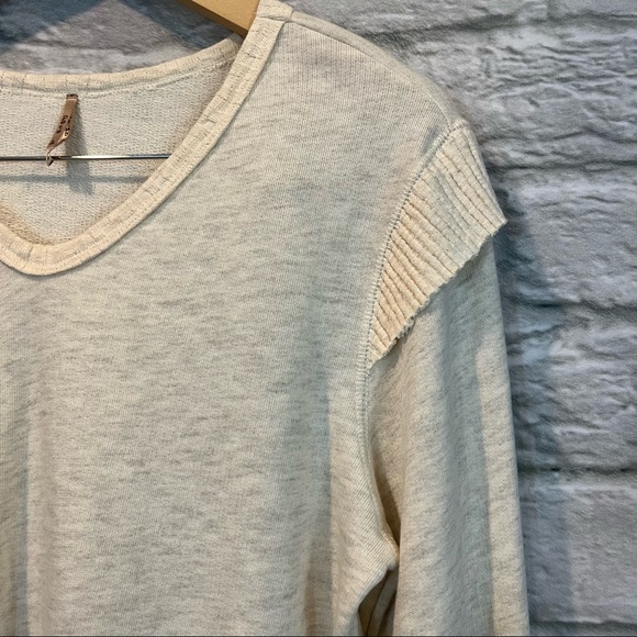 NWT Pete Collection Size Large Cream/Grey Knit Asymmetrical Long Sleeve V-Neck - Picture 8 of 16